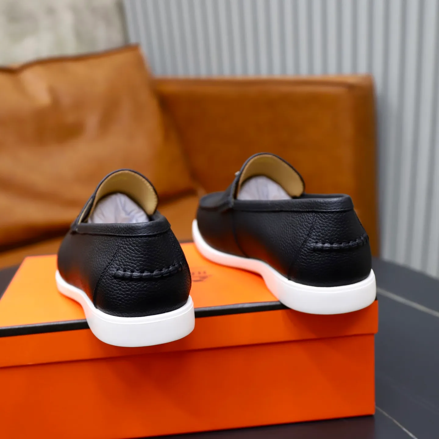 Ex-factory price: 560💰Hermès/Hermès slip-on men's shoes. This shoe is made of imported pebbled cowhide. It has simple and smooth lines and is combined with aerodynamically designed 3CM rubber foam ultra-light soles! Youthful and fashionable, classic H-shaped hardware buckle decoration, calf lining gently wraps the feet, with logo cowhide feet, casual and urban style, highlighting youthful vitality, sports and leisure version, super versatile, code number: 38-39-40-41-42-43-44 standard leather shoe size (45 can be customized but does not support returns)